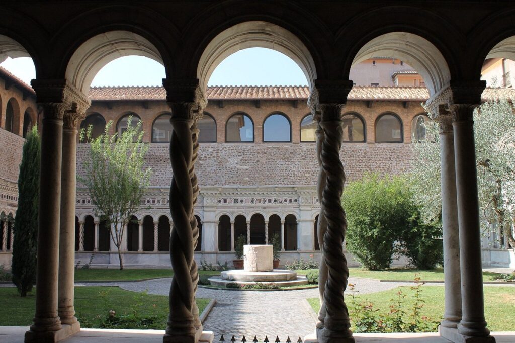 Chiostro San Giovanni In Laterano Visita il Chiostro e la Basilica di S. Giovanni in Laterano Roma